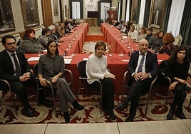 La directora de la Fundación de Servicios Sociales, Covadonga Landín; la alcaldesa, Carmen Moriyón, y el edil de Servicios Sociales, Guzmán Pendás, este miércoles, en la reunión con la Red de Entidades de Inclusión Activa (Redia) de Gijón.