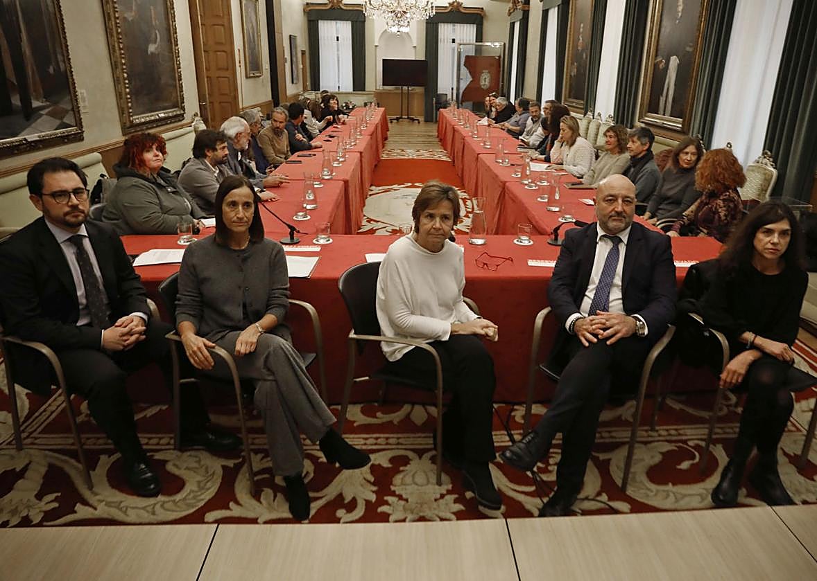 La directora de la Fundación de Servicios Sociales, Covadonga Landín; la alcaldesa, Carmen Moriyón, y el edil de Servicios Sociales, Guzmán Pendás, este miércoles, en la reunión con la Red de Entidades de Inclusión Activa (Redia) de Gijón.