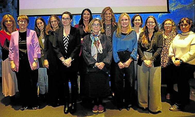 Elena Reales, Patricia Pérez, Inés Gago, María de Álvaro, Vanesa Fernández, Salomé González, María Eugenia Prendes, Magaly Costales, Leticia Álvarez, Leticia Bilbao, María Rivas Ardisana, Chelo Tuya y Ana Isabel Moral .