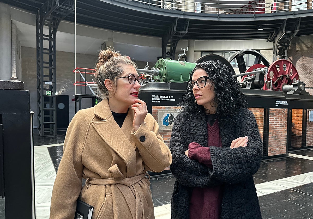 Cristina Cantero y Vanessa Gutiérrez visitando el MUMI