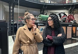 Cristina Cantero y Vanessa Gutiérrez visitando el MUMI