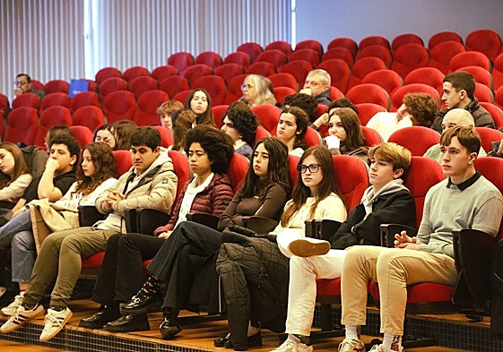 Alumnos de segundo de Bachillerato del Colegio San Fernando acudieron a la segunda y última jornada de Norte Renovables.