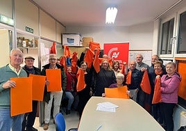 Los vecinos de La Calzada se arman con trapos naranjas para sacar a los camiones del barrio