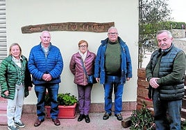 Marta Alvargonzález, Marcelino Canal, Amparo Martínez, Juanjo Lorenzo y Joaquín Menéndez, miembros de la junta directiva de la asociación vecinal de Leorio, en el entorno del bar-restaurante que sirve de sede a la entidad.