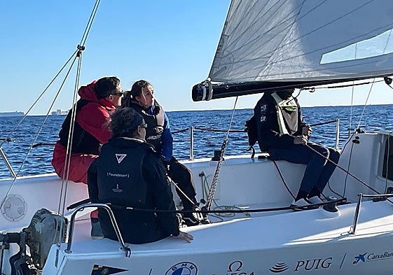 Carmen, de azul, junto a Dani Pich, de rojo, Mónica Azón y Jordi Sánchez, este jueves en aguas de Barcelona.