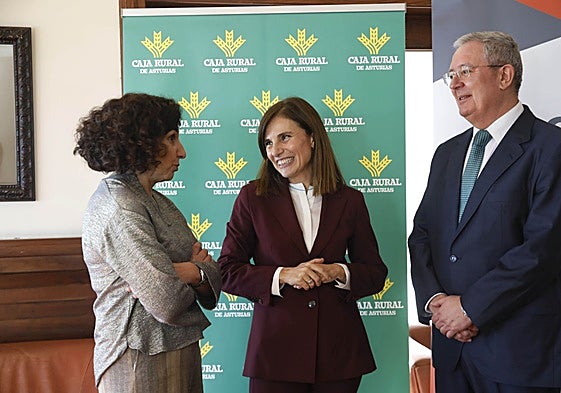 Pilar Martínez, Paloma Marín y Antonio Romero, antes de la jornada organizada por Caja Rural de Asturias y Llana Consultores en Gijón.