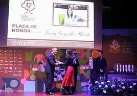 Juan Cofiño entrega una de las distinciones del Foro Comunicación Escuela, que este jueves cerró la edición de 2025.