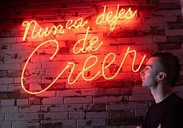 Diego Fernández, en su restaurante Regueiro de Navia, que acaba de conseguir su primera estrella en la guía Michelin.