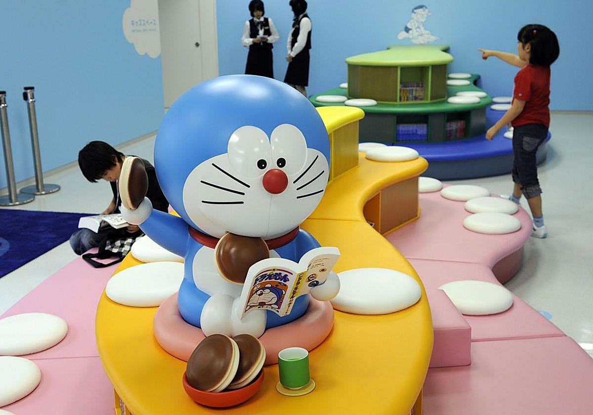 A Doraemon le encanta los dorayakis. En la imagen, una figura del personaje de dibujos con la comida.