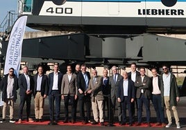 Personal de Marítima del Principado, este jueves, ante la nueva grúa de la compañía, ubicada en el muelle Romualdo Alvargonzález Figaredo de El Musel.