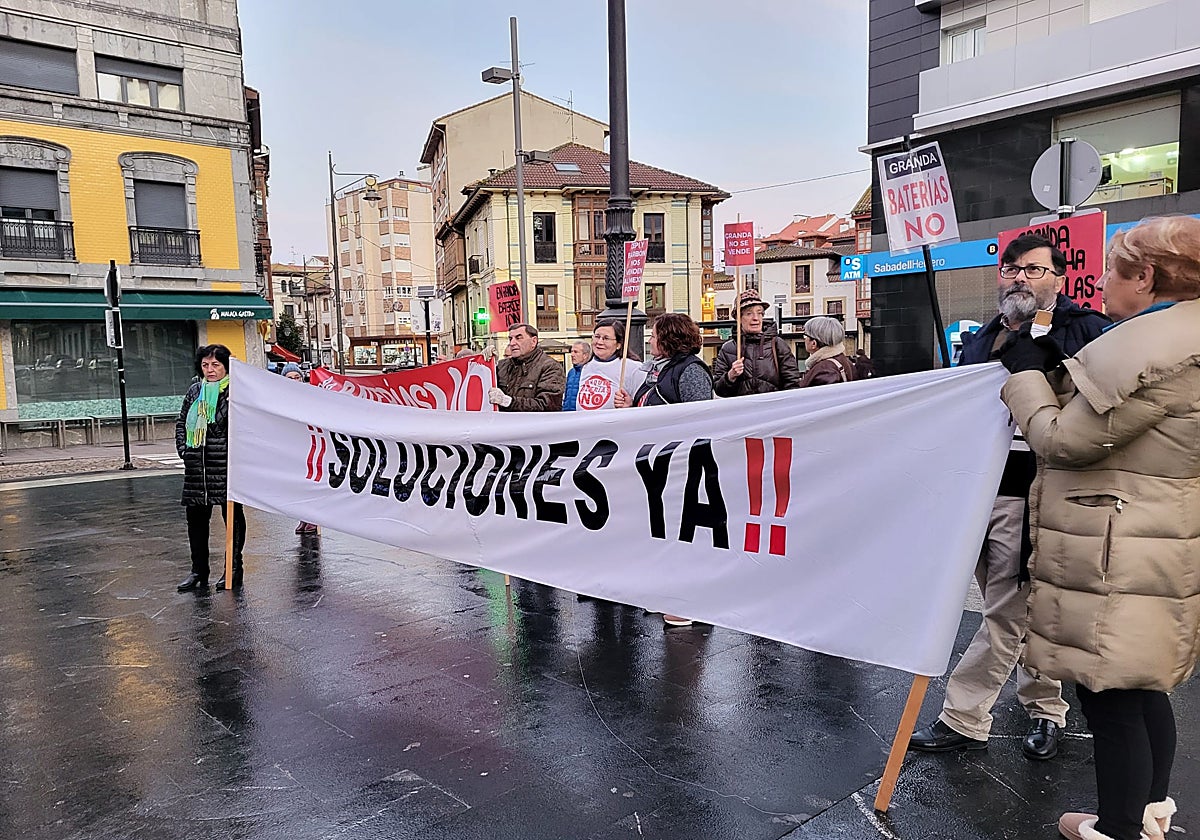 Vecinos de Granda y Argüelles se volvieron a concentrar ante el Ayuntamiento.