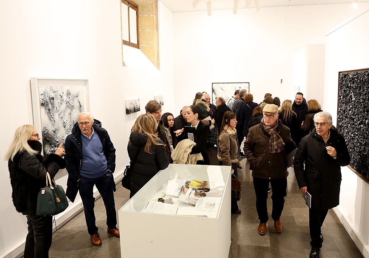 El público abarrotaba la sala de exposiciones del Edificio Histórico en la apertura de la muestra.