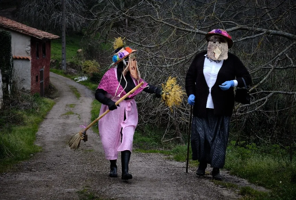 Imagen secundaria 2 - Mascaradas de invierno que se realizan en diferentes partes de la región.