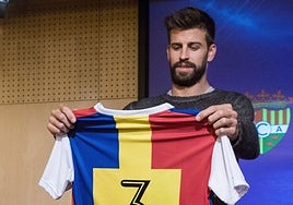 Gerard Piqué sostiene una camiseta del Andorra.