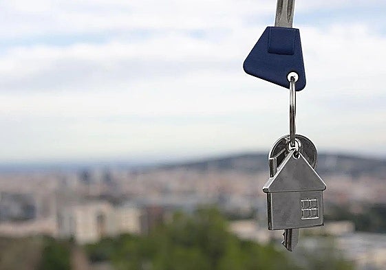 Gimena Llamedo, en el centro, durante su comparecencia de este jueves en la Junta General del Principado.
