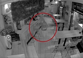 Imagen captada por las cámaras del establecimiento en Aller donde perpetraron el robo.