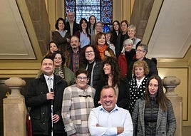 Foto de familia de los voluntarios reconocidos en alguna de las categorías con el concejal de Participación Ciudadana, Pelayo García, en primer plano.