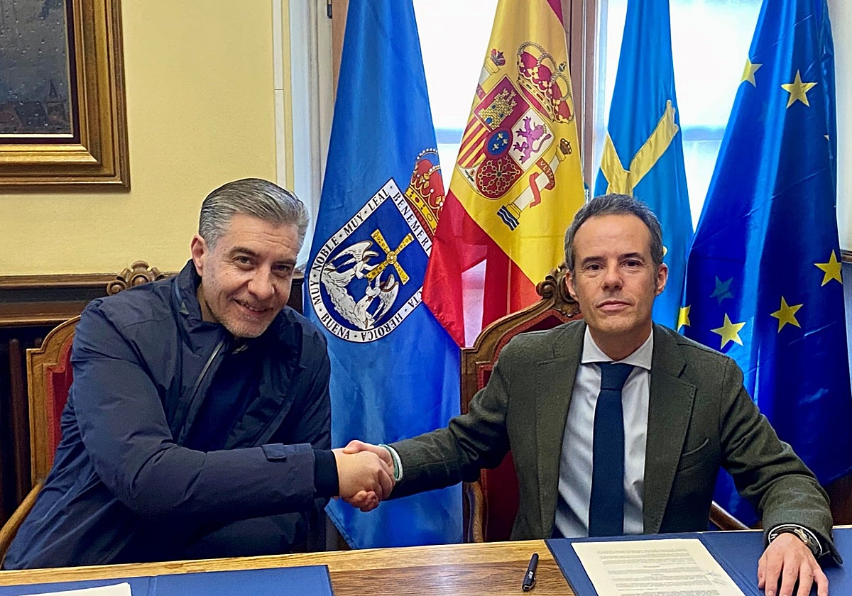 Martín Peláez e Ignacio Cuesta, durante la firma del acuerdo