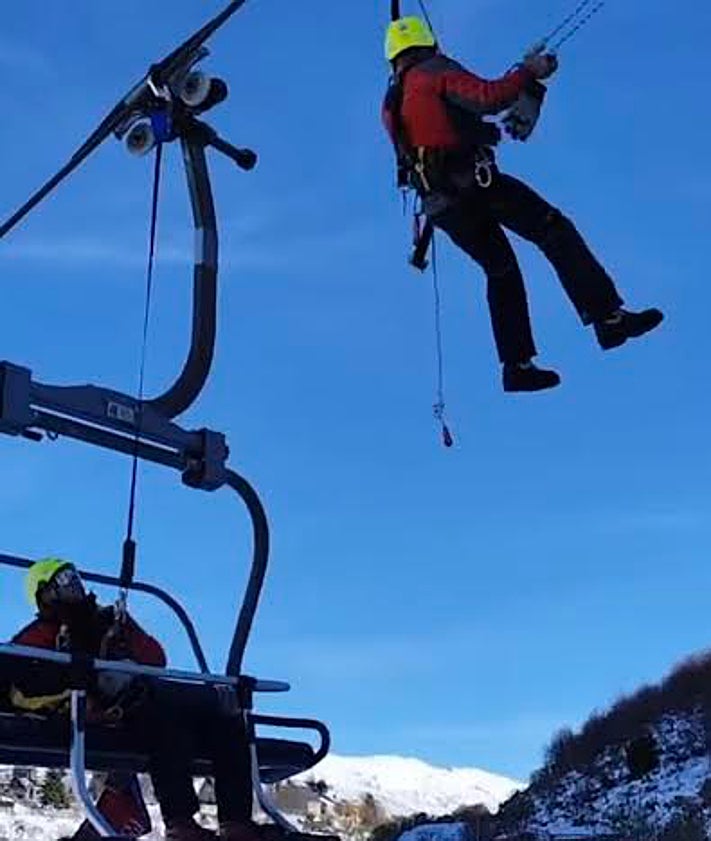 Imagen secundaria 2 - Fuentes de Invierno practica el rescate en altura en las telesillas