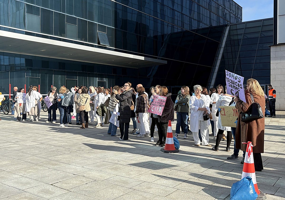 Imagen principal - Huelga de los técnicos en cuidados auxiliares de enfermería en Asturias: exigen que se dignifique su profesión