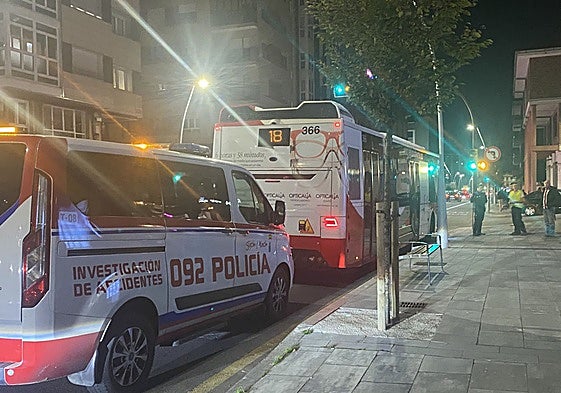 La Policía Local con el autobús que sufrió el percance en la avenida de Pablo Iglesias.