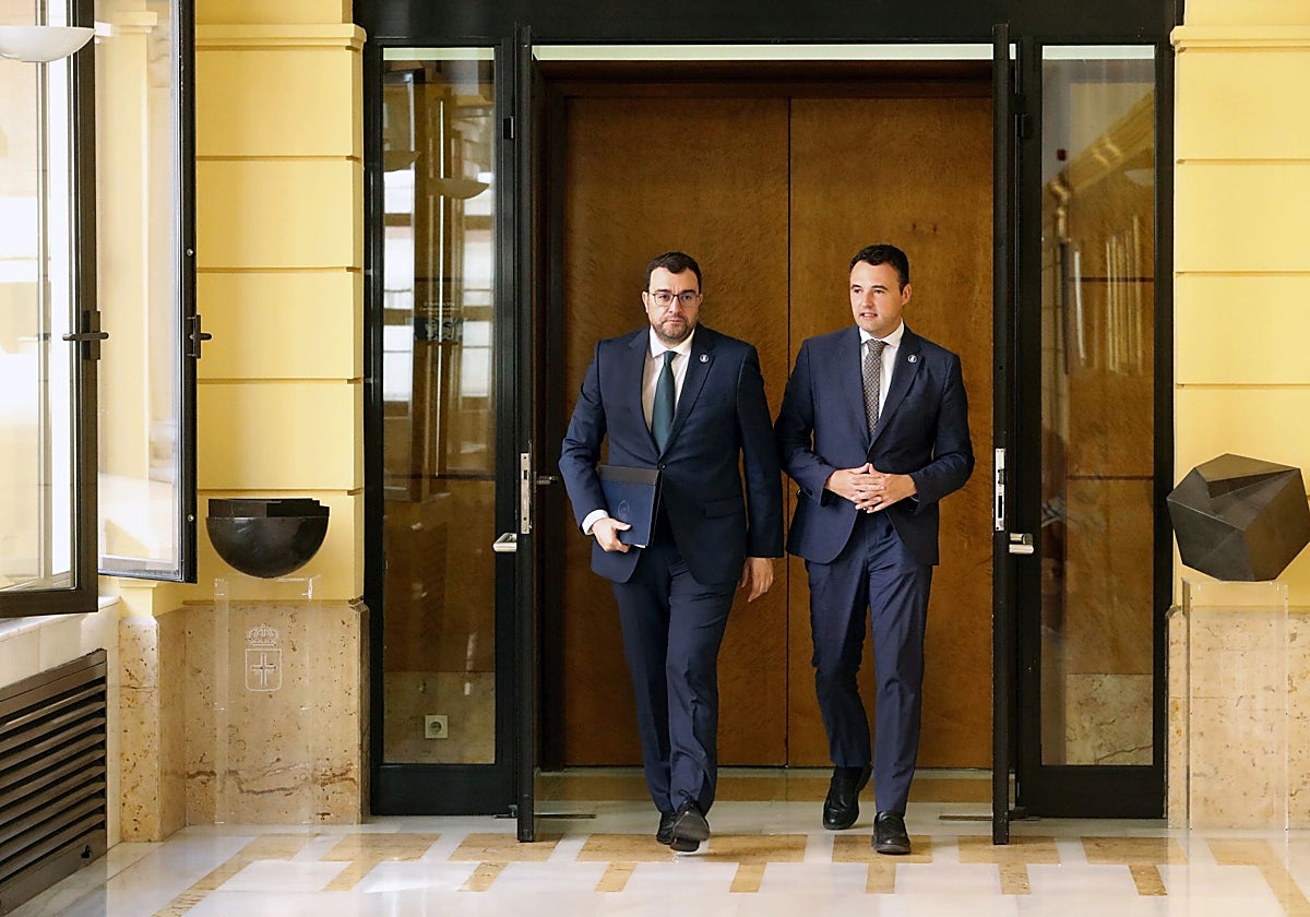 Adrián Barbón, presidente del Principado, y Guillermo Peláez, consejero de Hacienda.