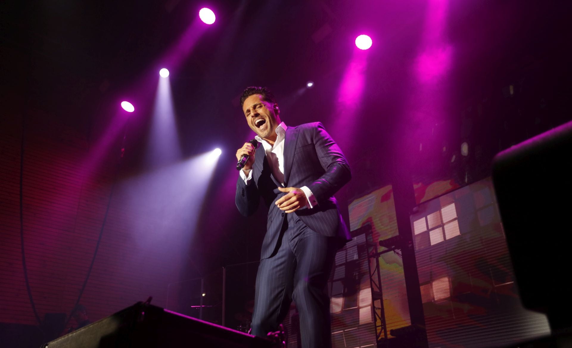 David Bustamante llena el Gijón Arena