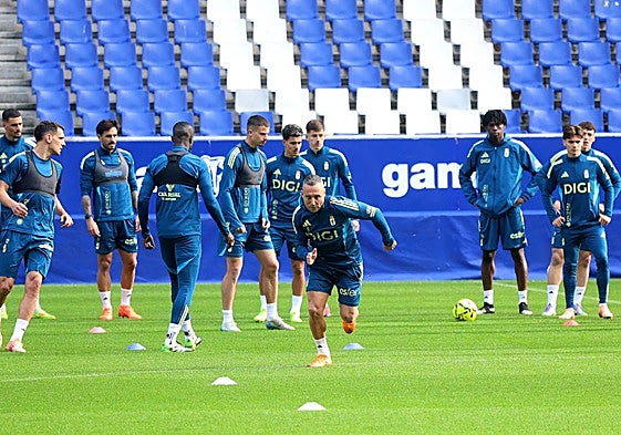 Santi Cazorla, en primer término, durante la sesión de trabajo que este viernes se trasladó al Tartiere.