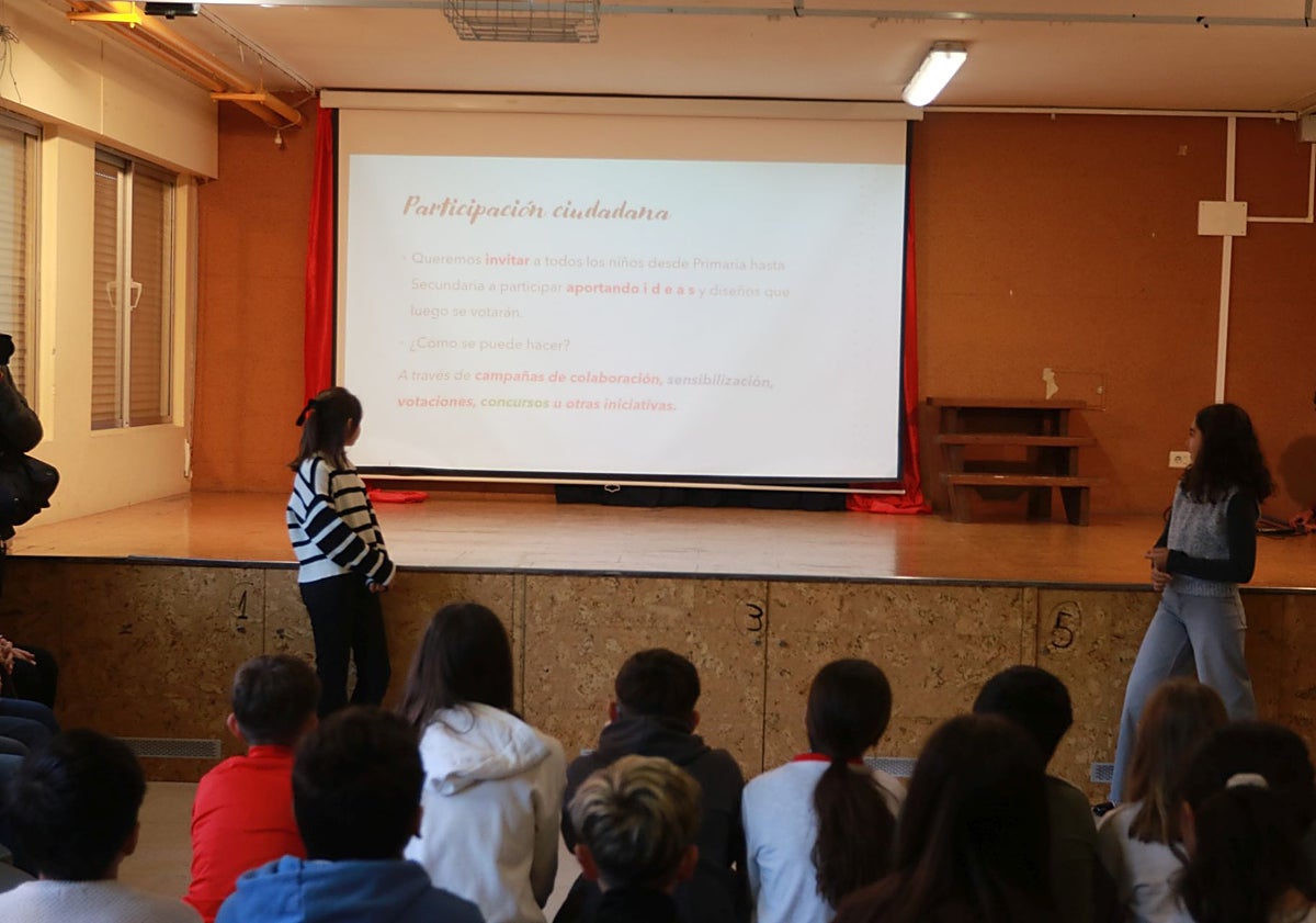 Imagen principal - Los alumnos siguieron con atención la presentación del parque 'Por los derechos de la infancia'.