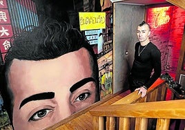 Diego Fernández, en las escaleras de Regueiro, donde hay un original dibujo de él en Asia.