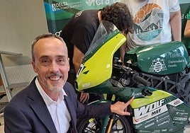 Carlos García en la presentación de Wolfast, un grupo de alumnos de UNIOVI que han desarrollado una moto eléctrica para competir. E. C.