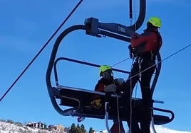Un momento del ejercicio para mejorar el rescate en las telesillas