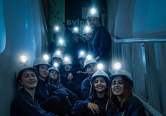 Los miembros de la banda Gaiteros del Carbón, con sus cascos.