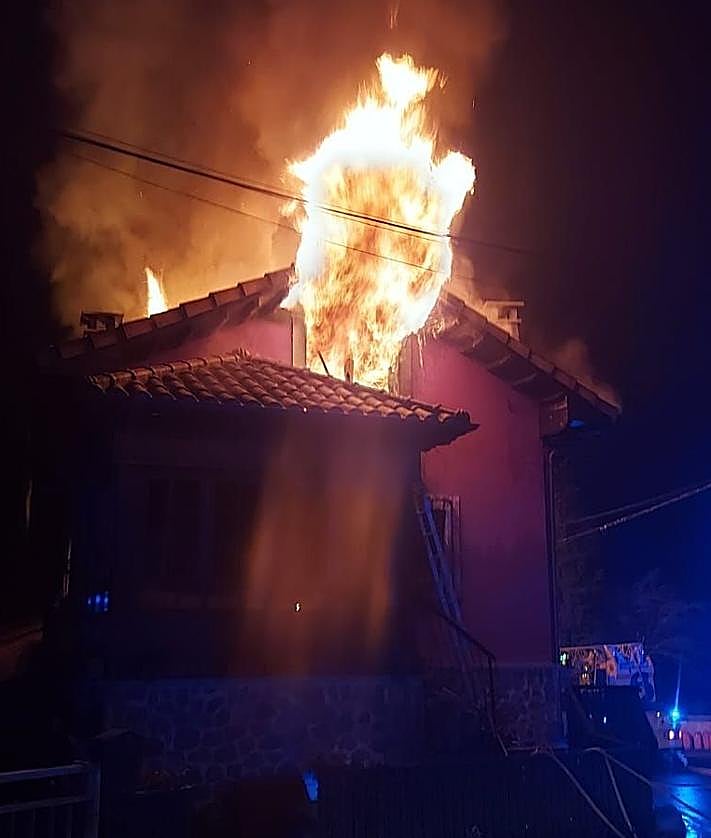 Imagen secundaria 2 - Pavoroso incendio en Ponga: arde la vivienda ubicada en el piso superior de un bar