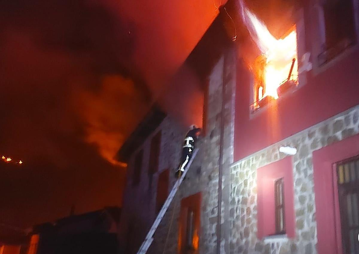 Imagen secundaria 1 - Pavoroso incendio en Ponga: arde la vivienda ubicada en el piso superior de un bar