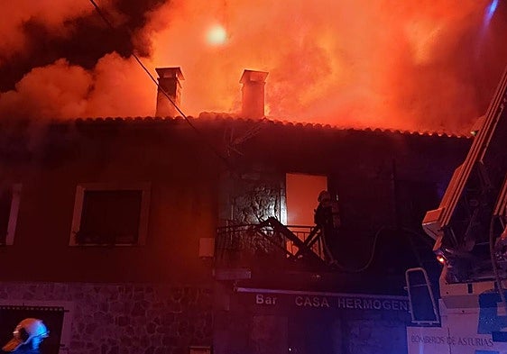 Los bomberos lograron controlar el fuego poco antes de medianoche.