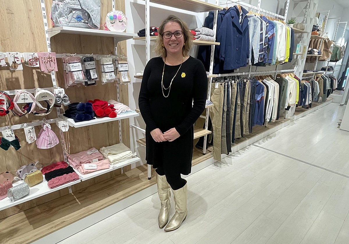 Imagen principal - El &#039;Black Friday&#039; llena las tiendas y aprieta al pequeño comercio de Oviedo