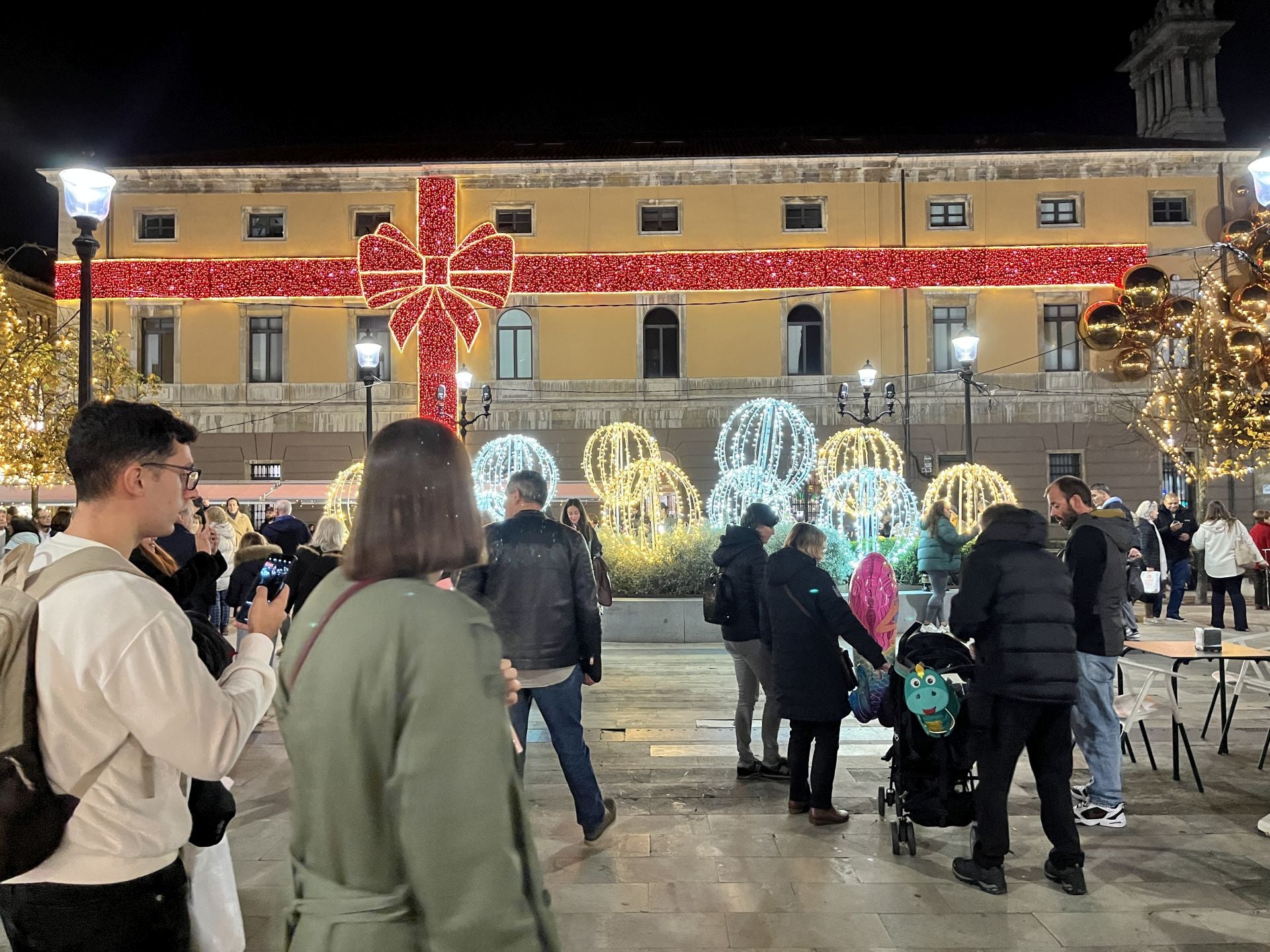 La Navidad ya deslumbra en Gijón: las luces navideñas que no te puedes perder