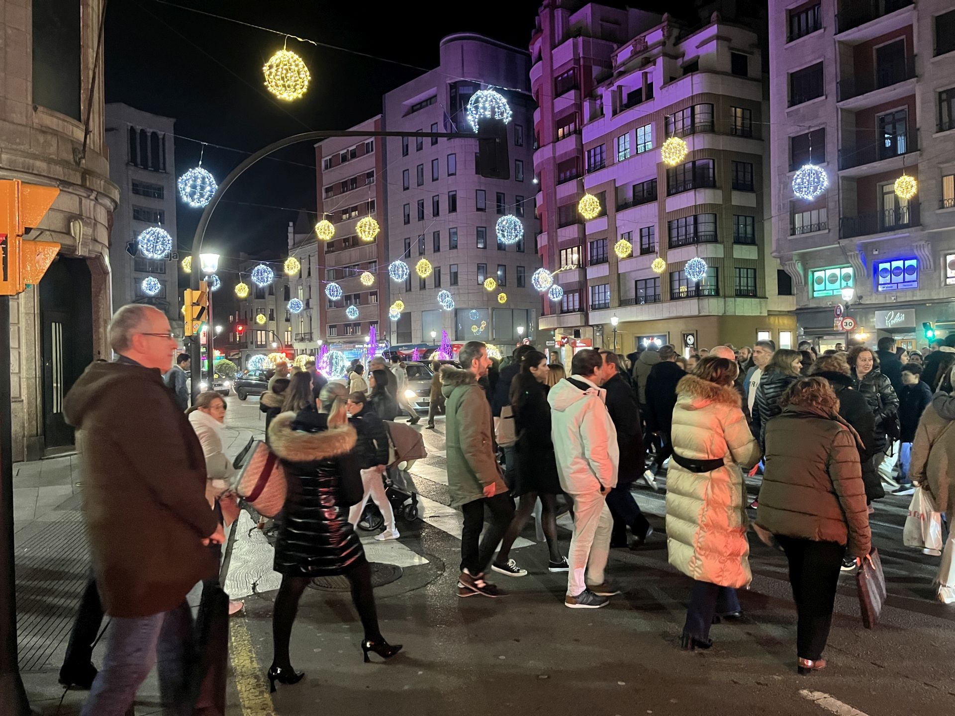La Navidad ya deslumbra en Gijón: las luces navideñas que no te puedes perder