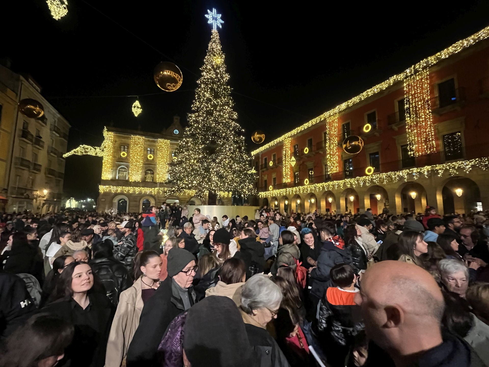 La Navidad ya deslumbra en Gijón: las luces navideñas que no te puedes perder