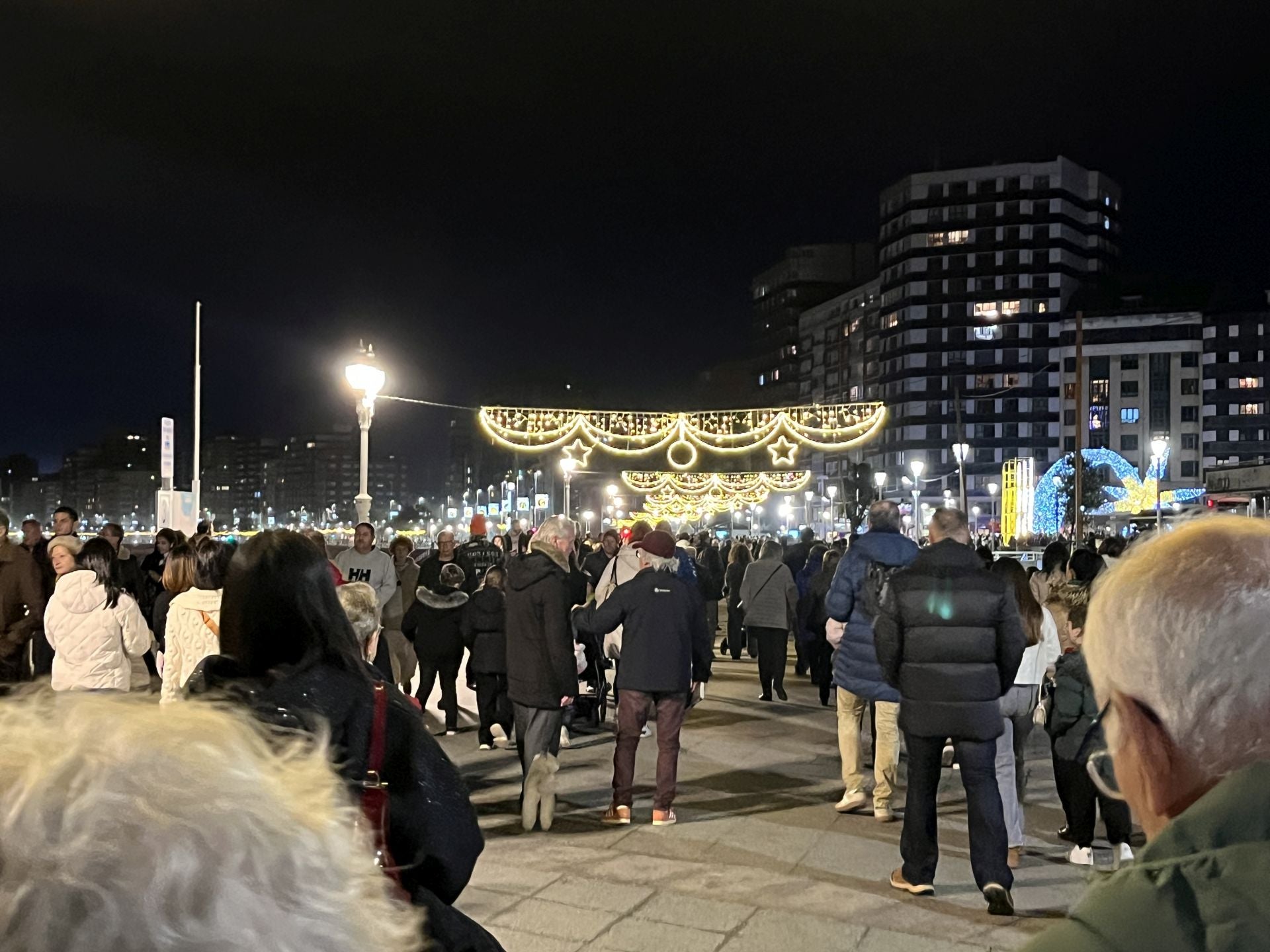 La Navidad ya deslumbra en Gijón: las luces navideñas que no te puedes perder