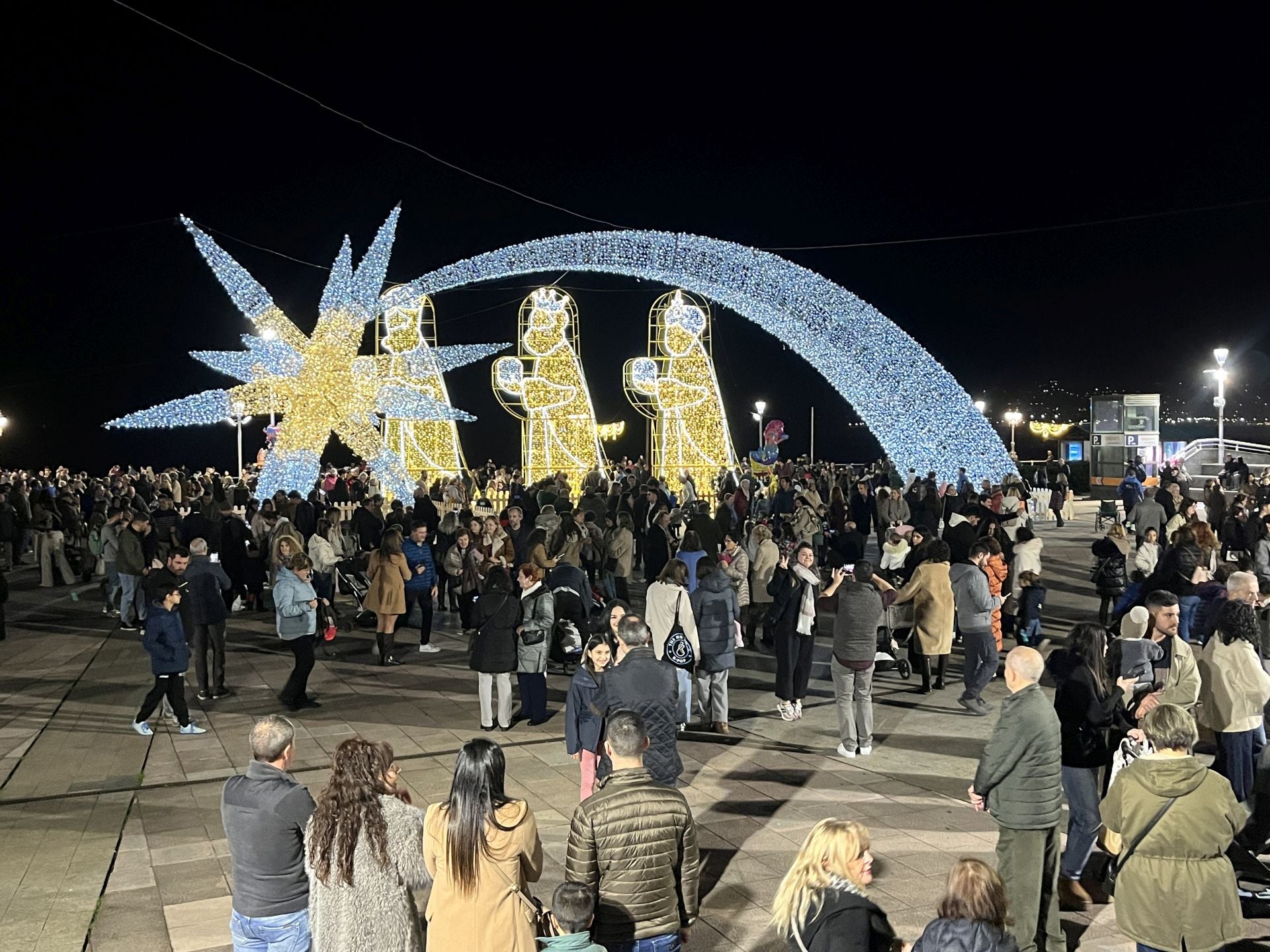 La Navidad ya deslumbra en Gijón: las luces navideñas que no te puedes perder