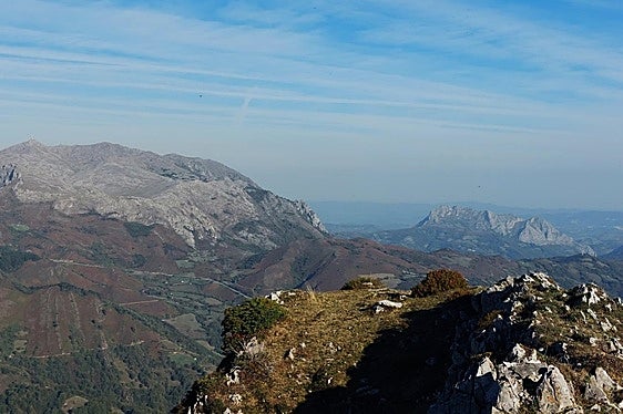 Vistas hacia la sierra del Aramo y hacia el Monsacro desde la cumbre del pico Manolete.