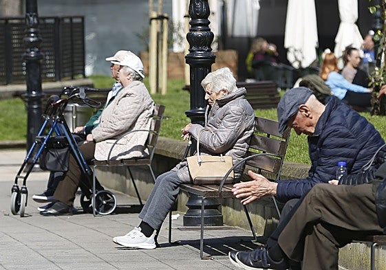 Personas mayores, en un parque de Gijón.