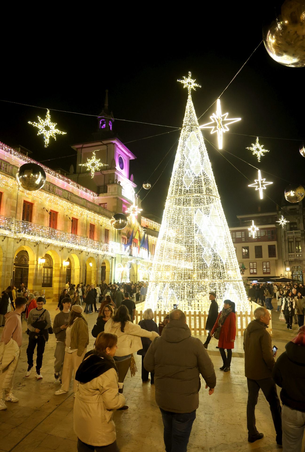 Oviedo se lanza a la calle para encender la Navidad