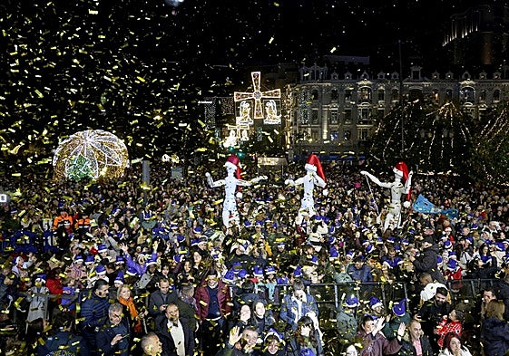 Un instante del encendido de las luces de Navidad en Oviedo.