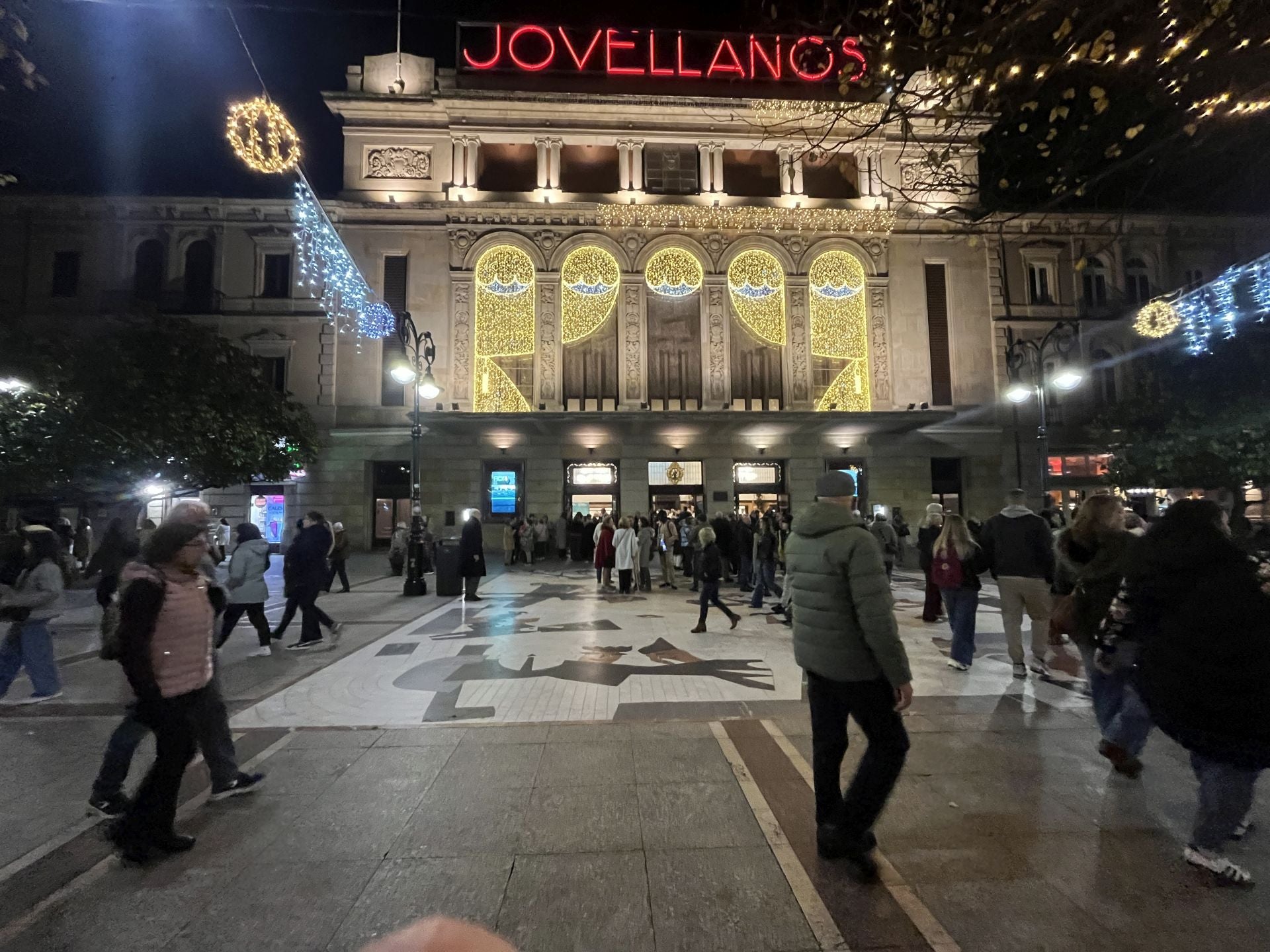 La Navidad ya deslumbra en Gijón: las luces navideñas que no te puedes perder