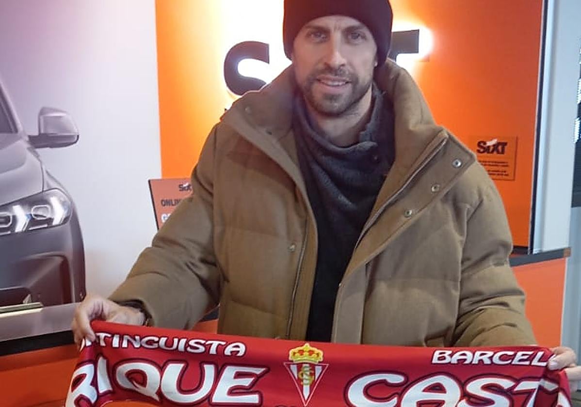 Gerard Piqué, este mediodía, a su llegada al aeropuerto de Asturias.