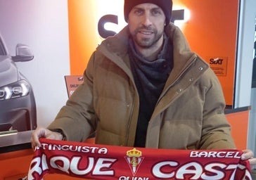 Gerard Piqué, con un recuerdo a Quini a su llegada a Asturias