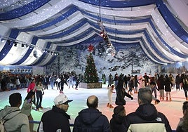 Pista de patinaje sobre hielo instalada en Gijón en la Navidad del año pasado.